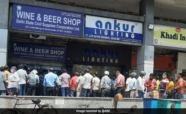 Long Queues At Liquor Shops Ahead Of Delhi Lockdown; A Comment Goes Viral