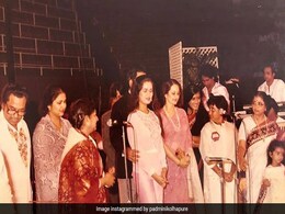 Lata Mangeshkar, Dilip Kumar To Saira Banu And Kishore Kumar: Count The "Legends" In This Pic Lata Mangeshkar, Dilip Kumar To Saira Banu And Kishore Kumar: Count The "Legends" In This Pic