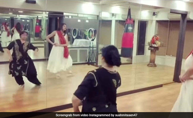 सुष्मिता सेन ने डांस टीचर के साथ यूं किया कत्थक, बार-बार देखा जा रहा डांस Video