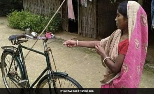 घर में आई नई साइकिल, तो महिला ने अगरबत्ती जलाकर की पूजा, IPS बोला- ‘भारतीय संस्कृति की खूबसूरती’