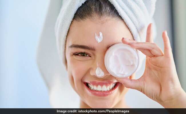 Skin Care Routine: चमकदार स्किन पाने के लिए सुबह इस आसान रुटीन को फॉलो करना न भूलें