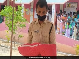 मां गई थी वोट डालने, तो बच्चे को गोद में लेकर संभाल रहा था पुलिसकर्मी, दिल छू लेने वाली तस्वीर हुई Viral मां गई थी वोट डालने, तो बच्चे को गोद में लेकर संभाल रहा था पुलिसकर्मी, दिल छू लेने वाली तस्वीर हुई Viral