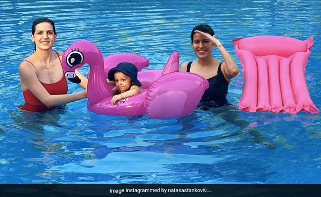 Natasa Stankovic की Pool Photo हुई वायरल, बेटे और जेठानी संग यूं चिल करती आईं नजर