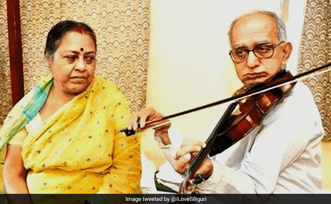 पत्नी के इलाज के लिए 17 साल तक सड़कों पर वायलन बजाता रहा बुजुर्ग, Viral Story ने जीता लोगों का दिल