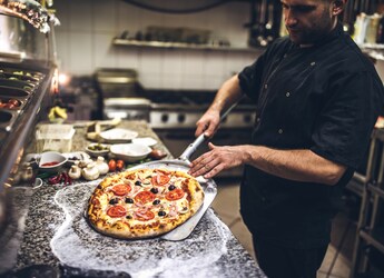 Watch: Pizza Hut Customer Allegedly Throws Pizza At Employee, Demands Another One Watch: Pizza Hut Customer Allegedly Throws Pizza At Employee, Demands Another One
