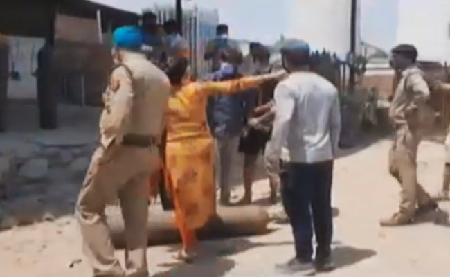 आगरा : ऑक्सीजन के लिए बेबस परिजनों को सिलेंडर पर पैर रख महिला अधिकारी ने यूं धमकाया, VIDEO देख सिहर जाएंगे