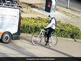 मोबाइल चलाते हुए साइकिल चला रहा था लड़का, फिर अचानक हुआ ऐसा हादसा - 10 लाख बार देखा गया Video मोबाइल चलाते हुए साइकिल चला रहा था लड़का, फिर अचानक हुआ ऐसा हादसा - 10 लाख बार देखा गया Video