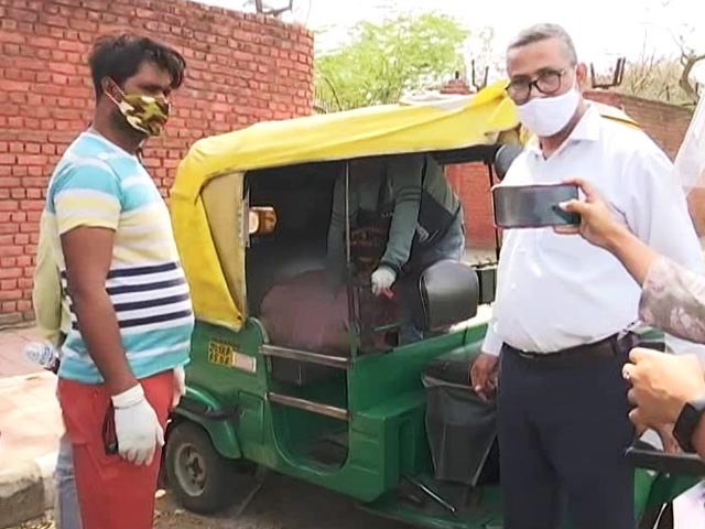 Woman Dies In Auto Outside Delhi Covid Facility, Son Kept Asking For Help