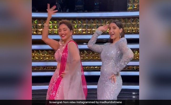 Madhuri Dixit Dancing To <I>Mera Piya Ghar Aaya</i> With Nora Fatehi Is A Whole Mood