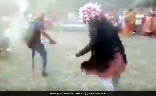 लोगों ने रस्सी से बांधकर 'Corona' से करवाया डांस, पास आया तो छिड़क दिया Sanitizer - देखें Video