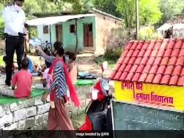 गरीब बच्चों को पढ़ाने के लिए इस शिक्षक ने स्कूटी पर ही बना दिया 'मिनी स्कूल और लाइब्रेरी', गांवों में घूमकर छात्रों को यूं दे रहा शिक्षा गरीब बच्चों को पढ़ाने के लिए इस शिक्षक ने स्कूटी पर ही बना दिया 'मिनी स्कूल और लाइब्रेरी', गांवों में घूमकर छात्रों को यूं दे रहा शिक्षा