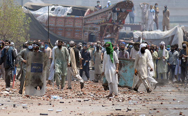 पाकिस्तान में नेता साद रिजवी की रिहाई के लिए निकाली गई रैली के दौरान हिंसा, चार लोगों की मौत