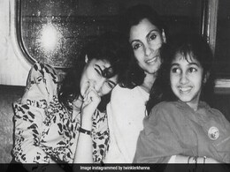 Here's A "Priceless" Throwback Pic of Twinkle Khanna, Dimple Kapadia And Rinke Khanna Here's A "Priceless" Throwback Pic of Twinkle Khanna, Dimple Kapadia And Rinke Khanna