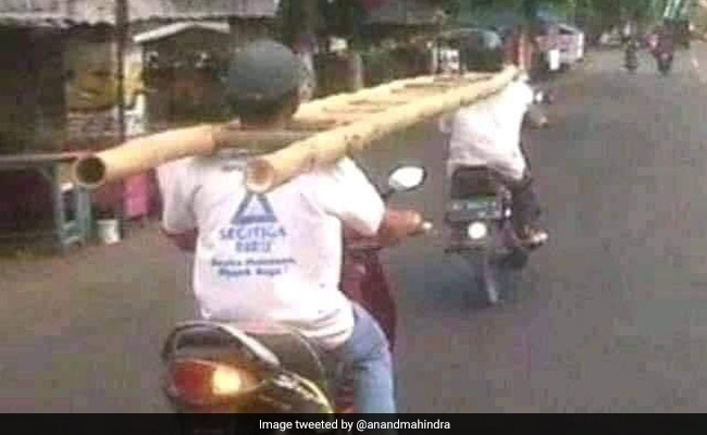 गाड़ी पर कुछ इस तरह सीढ़ी ले जा रहे थे लड़के, आनंद महिंद्रा बोले- 'ऐसी खतरनाक सोशल डिस्टेंसिंग'