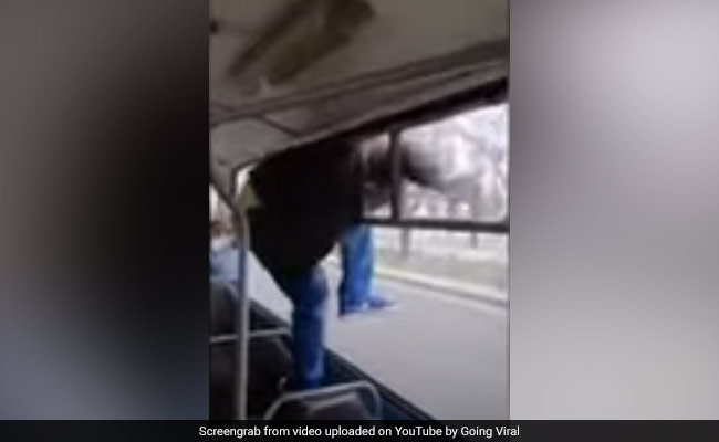 किराया देने के डर से शख्स ने उठाया खतरनाक कदम, चलती ट्राम की खिड़की से लगाई छलांग - देखें Viral Video