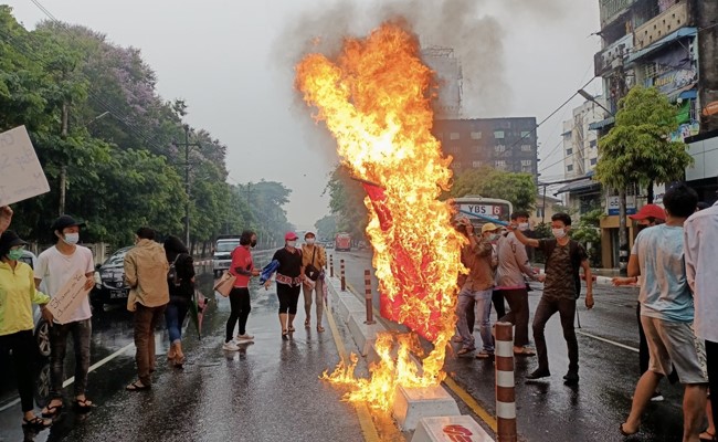 11 Dead As Myanmar Protesters Fight Troops With Handmade Guns, Firebombs