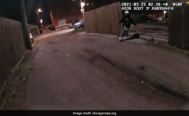 शिकागो में जारी हुआ 13 साल के बच्चे को पुलिसकर्मी के गोली मारने का वीडियो