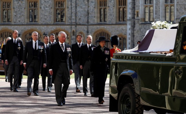 Queen Elizabeth Leads UK In 1-Minute Silence At Prince Philip's Funeral