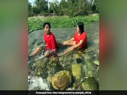 नदी में सुनील शेट्टी की एक्टिंग कर रहा था शख्स, पीछे से गर्लफ्रेंड ने मारी लात और फिर... देखें मजेदार Video नदी में सुनील शेट्टी की एक्टिंग कर रहा था शख्स, पीछे से गर्लफ्रेंड ने मारी लात और फिर... देखें मजेदार Video