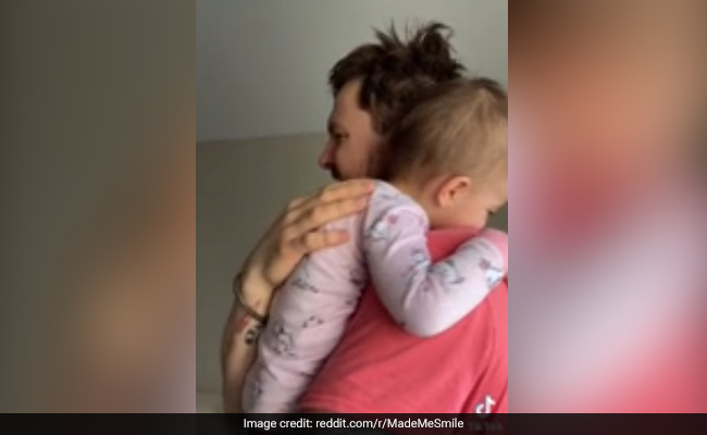 महीनों बाद पिता से मिली बच्ची, तो दौड़कर लगाया लिया गले, कही दिल को छू लेने वाली बात - देखें इमोशनल Video