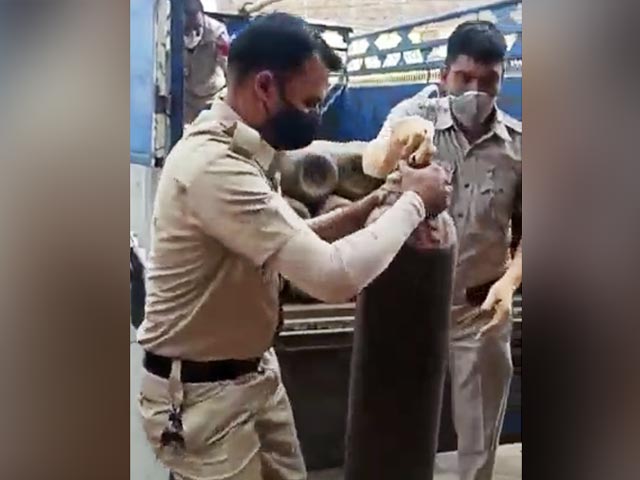 Delhi Hospital Faces Oxygen Shortage, Cops Come To Rescue