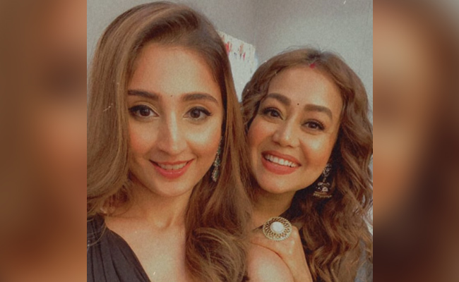 Neha Kakkar And Dhvani Bhanushali Perform On The Sets Of <I>Indian Idol</I>