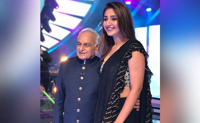 Dhvani Bhanushali Meets Her Idol - Composer Anand <I>Ji</i> On <I>Indian Idol 12</i> Set