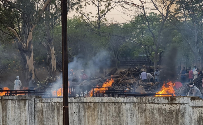 गाजियाबाद के श्मशान घाट पर लाशें वेटिंग में, सरकारी आंकड़ों में कोरोना से मौतें शून्य