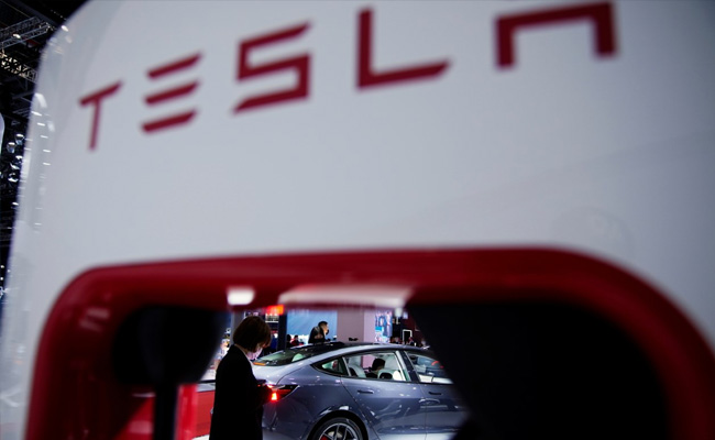 Tesla Updates Roadster With Faster SpaceX Package