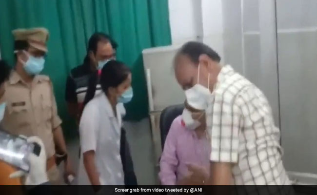 पीछे खड़ी थी पुलिस-सामने था कैमरा, रामपुर के सरकारी अस्पताल में डॉक्टर-नर्स ने एक दूसरे को जड़े थप्पड़