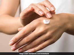 हाथों को रखना चाहते हैं खूबसूरत तो बर्तन धोते समय रखें इन बातों का ध्यान हाथों को रखना चाहते हैं खूबसूरत तो बर्तन धोते समय रखें इन बातों का ध्यान