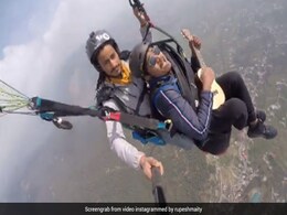 पैराग्लाइडिंग के दौरान शख्स ने गिटार बजाते हुए गाया ‘मां तुझे सलाम’ सॉन्ग, ए आर रहमान ने शेयर किया Video पैराग्लाइडिंग के दौरान शख्स ने गिटार बजाते हुए गाया ‘मां तुझे सलाम’ सॉन्ग, ए आर रहमान ने शेयर किया Video