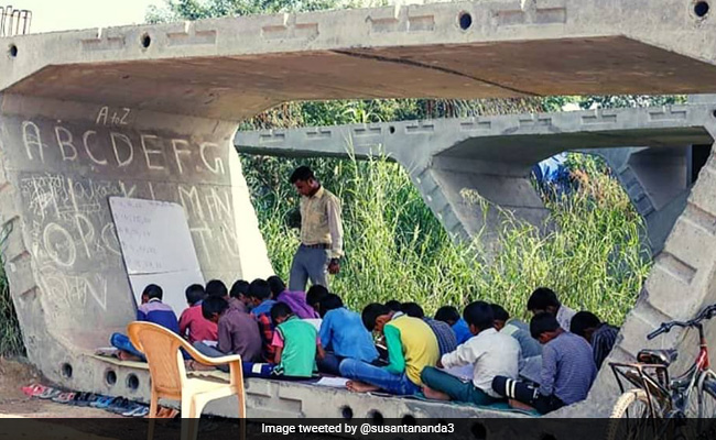 फ्लाईओवर के नीचे बच्चों को पढ़ाता दिखा शख्स, जमकर हो रही तारीफ, लोग बोले- 'हो कहीं भी आग...'