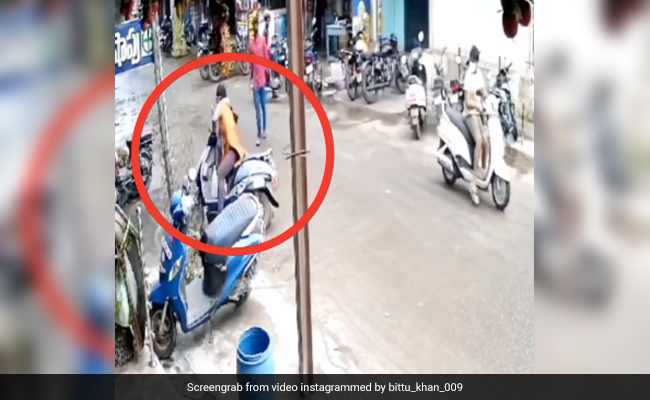 लड़की ने सड़क पर घुमाई गाड़ी और फिर हुआ कुछ ऐसा, लोग बोले - 'पापा की परी, रोड पर...' - देखें Video