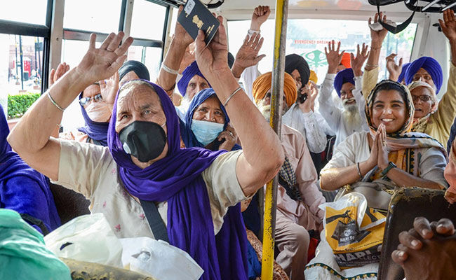 सिख श्रद्धालुओं का जत्था बैसाखी मनाने के लिए पाकिस्तान रवाना