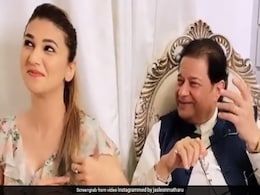 अनूप जलोटा ने गाया 'दिन मेरे बदल गए' सॉन्ग, पास बैठी जसलीन मथारू यूं लगीं मुस्कुराने- देखें Viral Video अनूप जलोटा ने गाया 'दिन मेरे बदल गए' सॉन्ग, पास बैठी जसलीन मथारू यूं लगीं मुस्कुराने- देखें Viral Video