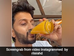 रितेश देशमुख से शख्स ने पूछा 'सुबह लेट उठने पर खाने में क्या मिलता है' तो एक्टर बोले- चप्पल, देखें Video