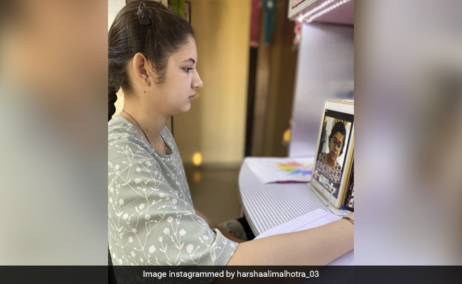 बजरंगी भाईजान की मुन्नी ने ली ऑनलाइन क्लास, Photo शेयर कर बोलीं- 8वीं कक्षा में पहुंच गई, लेकिन...