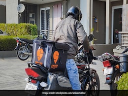 Swiggy Delivery Boy ने दी इंसानियत की मिसाल, कार का एक्सीडेंट कर भाग रहे ड्राइवर को पकड़ने में की मदद Swiggy Delivery Boy ने दी इंसानियत की मिसाल, कार का एक्सीडेंट कर भाग रहे ड्राइवर को पकड़ने में की मदद