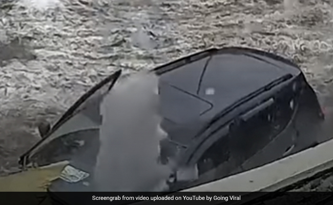 जैसे ही कार में बैठे पति-पत्नी, अचानक 50 फुट की ऊंचाई से गिरा बर्फ का विशाल टुकड़ा और फिर... देखें Viral Video
