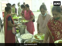 कोरोना की लहर के बीच उदारता की बड़ी मिसाल! COVID वैक्सीन लगवाने वालों के लिए मुफ्त भोजन का इंतजाम कोरोना की लहर के बीच उदारता की बड़ी मिसाल! COVID वैक्सीन लगवाने वालों के लिए मुफ्त भोजन का इंतजाम