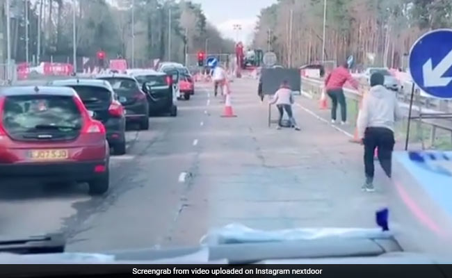 Ambulance को रास्ता देने के लिए लोगों ने गाड़ियों से बाहर निकलकर किया कुछ ऐसा, अब जमकर हो रही तारीफ - देखें Video