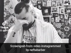 कैंसर से पीड़ित दोस्त के बाल काट रहा था नाई, खुद भी हुआ गंजा, तो फूट-फूटकर रोने लगा शख्स - देखें Video