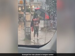 बारिश में भीगते हुए Bus Stop पर खड़ी थी महिला, तभी कार से उतरा शख्स और दिया अपना छाता, वीडियो ने जीता लोगों का दिल बारिश में भीगते हुए Bus Stop पर खड़ी थी महिला, तभी कार से उतरा शख्स और दिया अपना छाता, वीडियो ने जीता लोगों का दिल