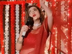 Mithun Chakraborty की बहू Madalsa Sharma स्टेज पर कर रही थीं परफॉर्म, तभी को-एक्टर ने किया ऐसा- देखें Video