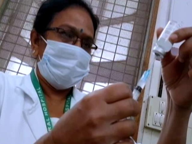 महाराष्ट्र में कोविड-19 वैक्सीन की किल्लत, BMC ने बंद किए मुंबई के 71 सेंटर्स