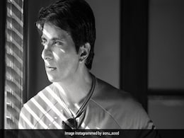 सोनू सूद से शख्स ने एयरपोर्ट पर मांगी मदद, एक्टर बोले- डिटेल्स भेजो...देखें वायरल Video सोनू सूद से शख्स ने एयरपोर्ट पर मांगी मदद, एक्टर बोले- डिटेल्स भेजो...देखें वायरल Video