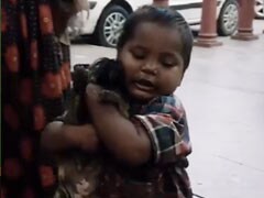सड़क पर चलते कुत्ते को छोटे बच्चे ने यूं लगा लिया गले, फिर बैठाकर करने लगा डांस, दिल जीत लेगा Video