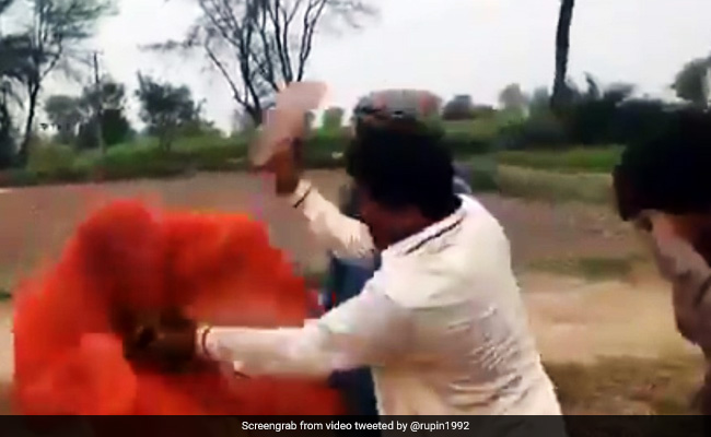 शादी के बाद बेटी की Vidaai पर पिता ने उठाई चप्पल, IPS बोला- 'कोरोना की भी ऐसी ही विदाई होगी' - देखें Video