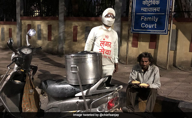कोरोना महामारी में बेघरों के मसीहा बने सरदार जी, खामोशी से सड़क पर लोगों को खिला रहे खाना
